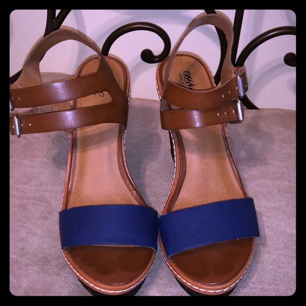 Women’s Platformed shoes size 8. Worn 1 time